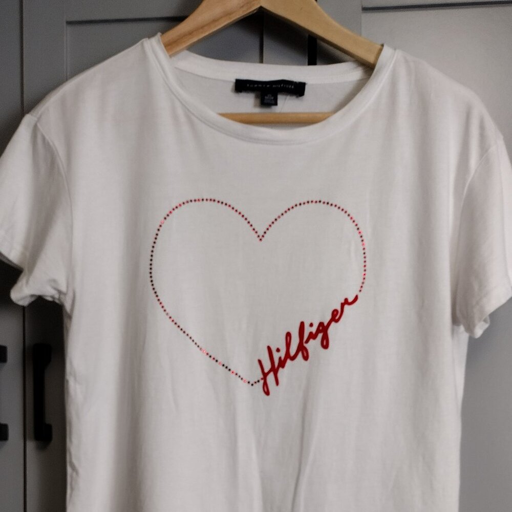 Tommy Hilfiger Women's Signature Heart-Graphic T-Shirt - Picture 2 of 9